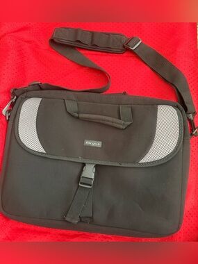 Targus Black Padded Laptop Messenger Bag Briefcase w/ Shoulder Strap